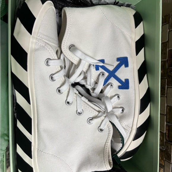 Off-White White Volcanized mid top sneaker